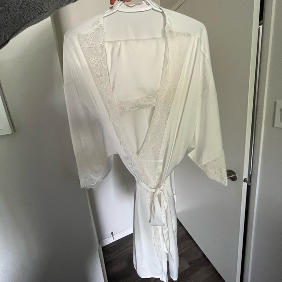 White satin robe + matching pj shorts - Picture 1 of 2